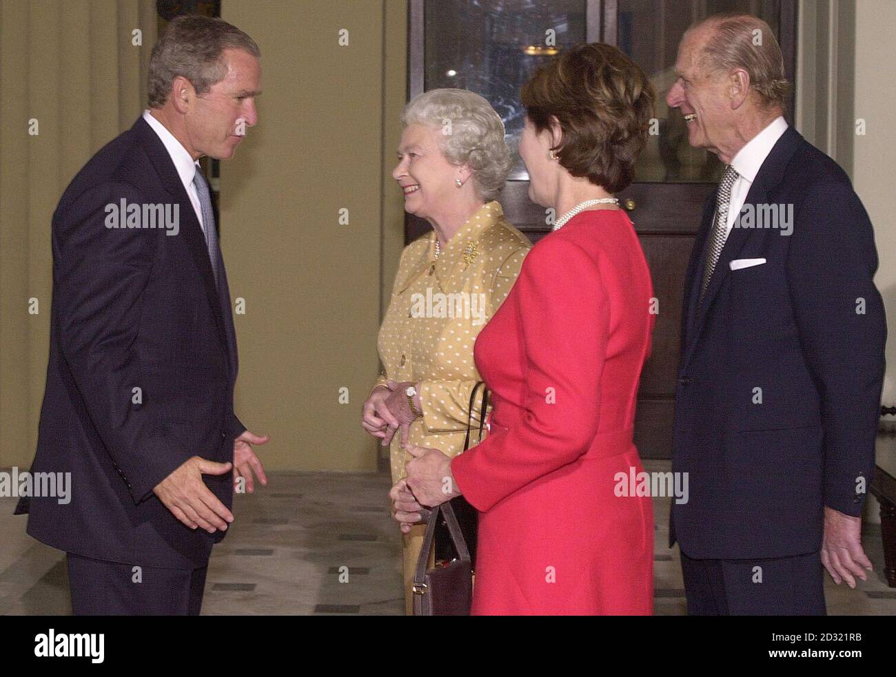America's President Bush (left) talks to Britain's Queen Elizabeth II and the Duke of Edinbugh as he arrives with his wife, Laura, at Buckingham Palace, Thursday July 19, 2001, for lunch.  The US president is on his first visit to the United Kingdom, before travelling on to the G8 summit in Genoa.  See PA story POLITICS Bush.  PA photo: Stefan Rousseau. WPA Rota/PA Stock Photo