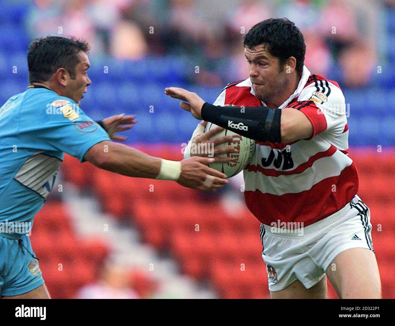 Wigan Warrior's Andy Farrell (right) bursts past the Hull Shark's defence during the Tetley's Bitter Super League game at the JJB Stadium, Wigan. Stock Photo