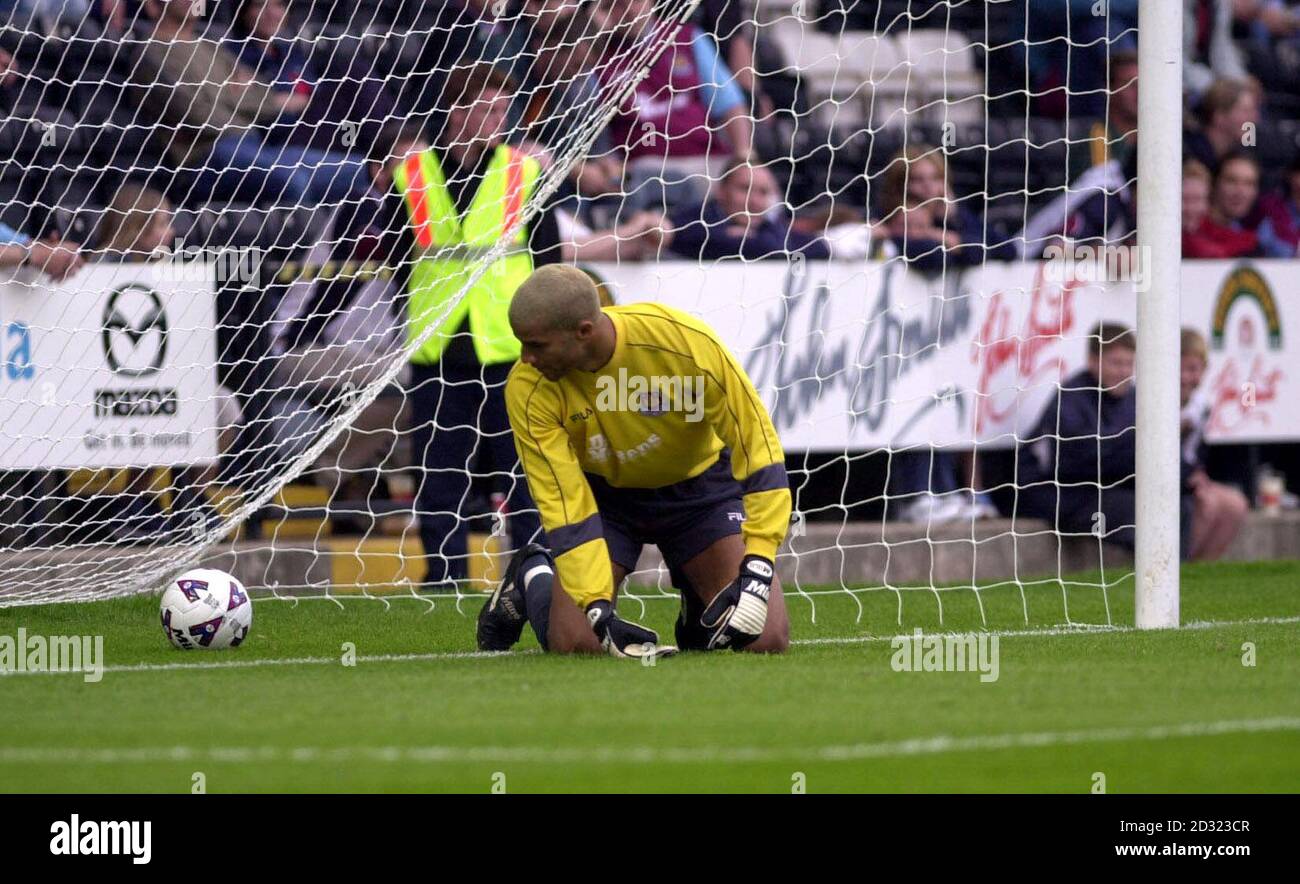 THIS PICTURE CAN ONLY BE USED WITHIN THE CONTEXT OF AN EDITORIAL FEATURE. NO WEBSITE/INTERNET USE UNLESS SITE IS REGISTERED WITH FOOTBALL ASSOCIATION PREMIER LEAGUE. West Ham United's new signing David James concedes a goal during the pre-season friendly game against Notts County at the County Ground, Nottingham. Stock Photo