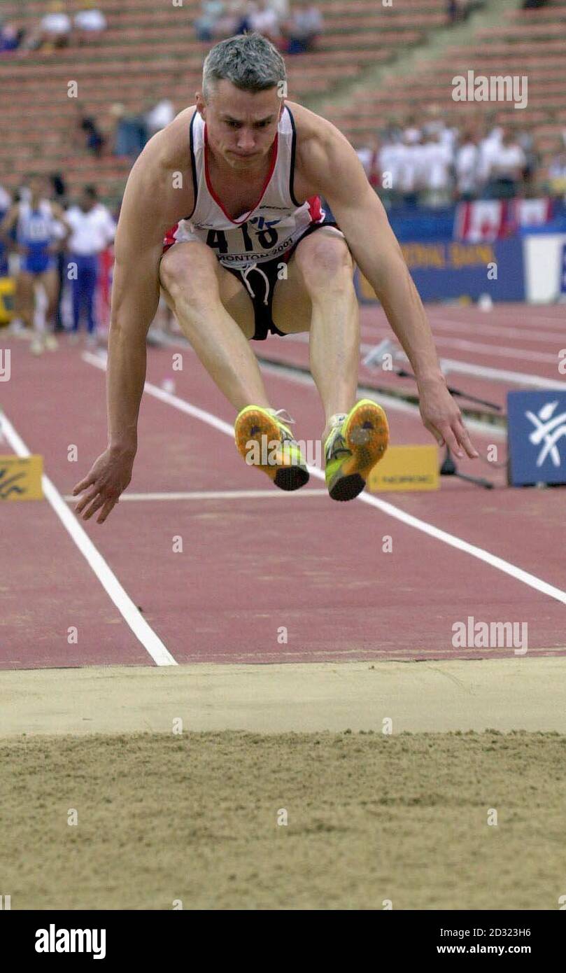 Jonathan Edwards on his way to a jump of 17m46 to qualify in first