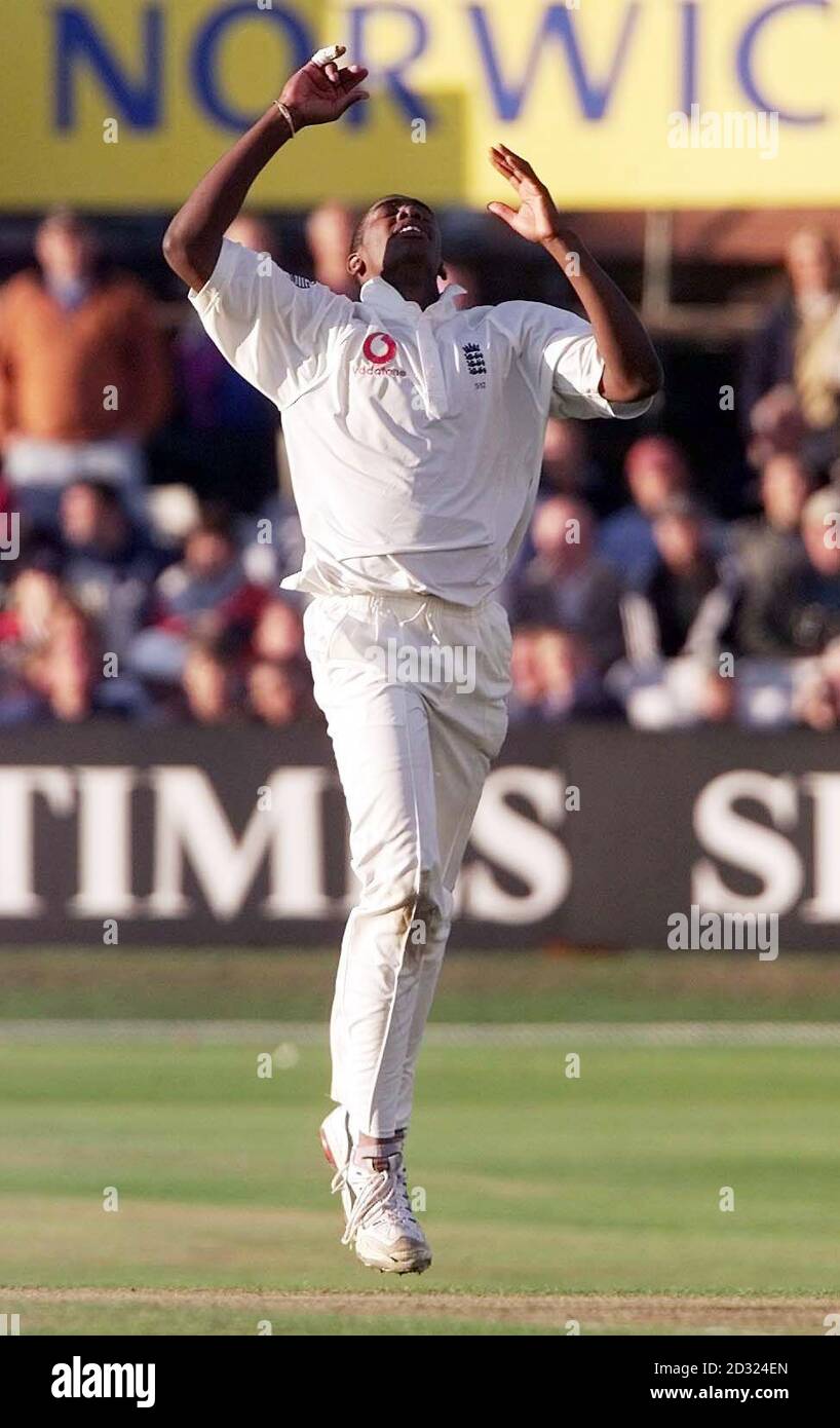 England S Alex Tudor Holds His Head Up In Frustration As He Comes Close To Taking The Wicket Of Australia S Mark Waugh During The Fourth Npower Test At Headingley Leeds Stock Photo