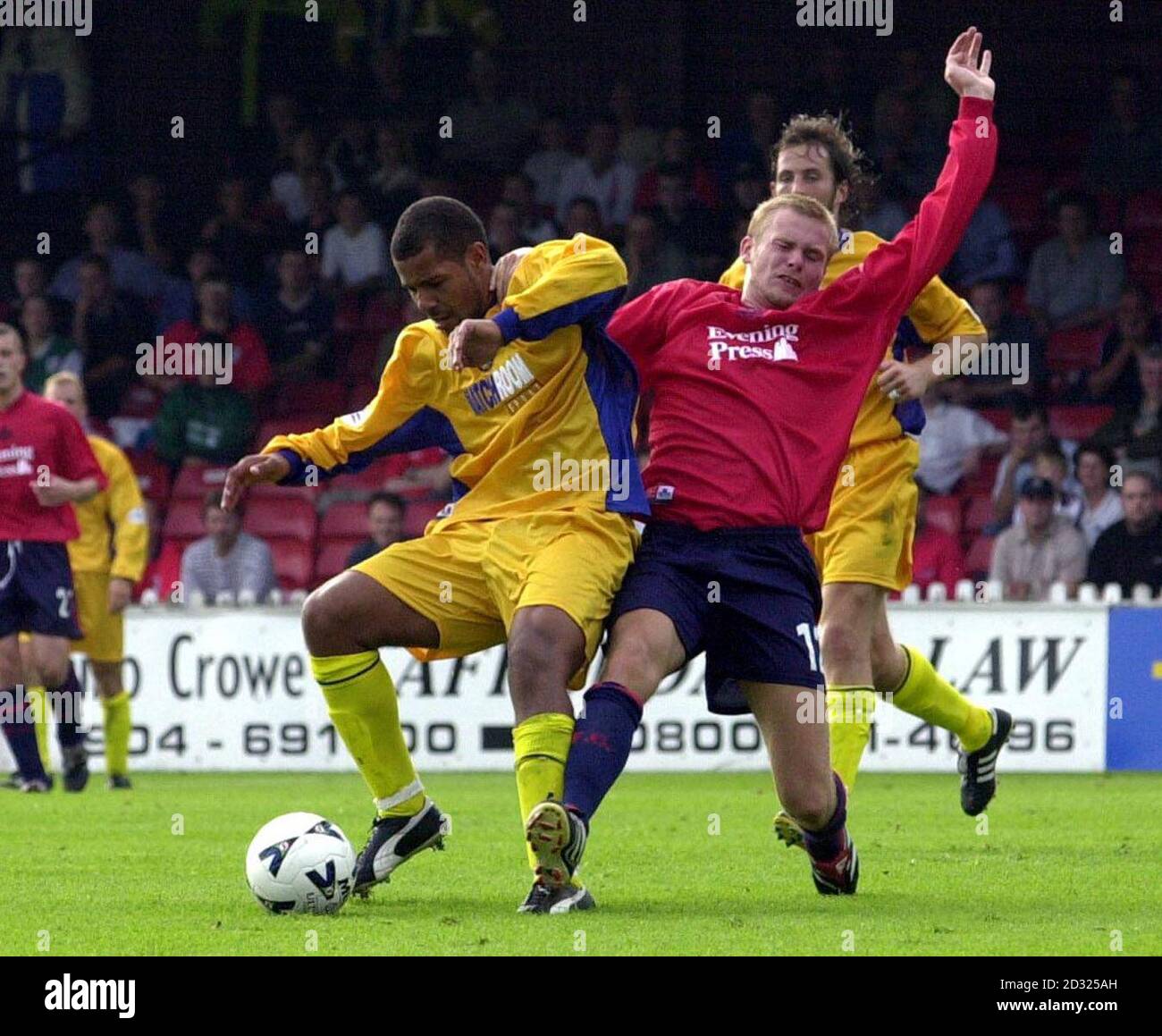 THIS PICTURE CAN ONLY BE USED WITHIN THE CONTEXT OF AN EDITORIAL FEATURE. NO UNOFFICIAL CLUB WEBSITE USE. York City's Michael Proctor (right) challenges Leyton Orient's Simon Downer during the Nationwide Division Three game at Bootham Crescent, York. Stock Photo