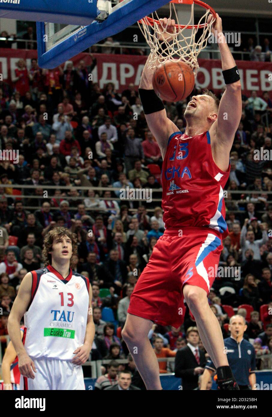 CSKA Moscow's David Andersen (R) scores as Simas Jasaitis (L) of Tau  Ceramica Vitoria looks on during their basketball Euroleague Group A game  in Moscow January 23, 2008. REUTERS/Tatyana Makeyeva (RUSSIA Stock