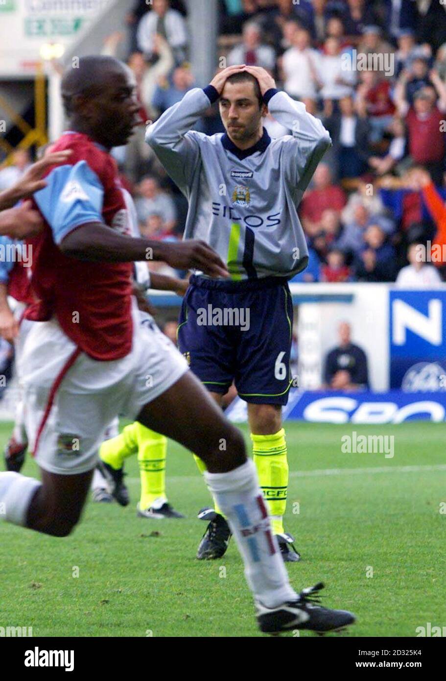 THIS PICTURE CAN ONLY BE USED WITHIN THE CONTEXT OF AN EDITORIAL FEATURE. NO UNOFFICIAL CLUB WEBSITE USE. Manchester City's Kevin Horlock holds his head in frustration after missing from the spot against Burnley during the Nationwide Division One game at Turf Moor, Burnley. Stock Photo