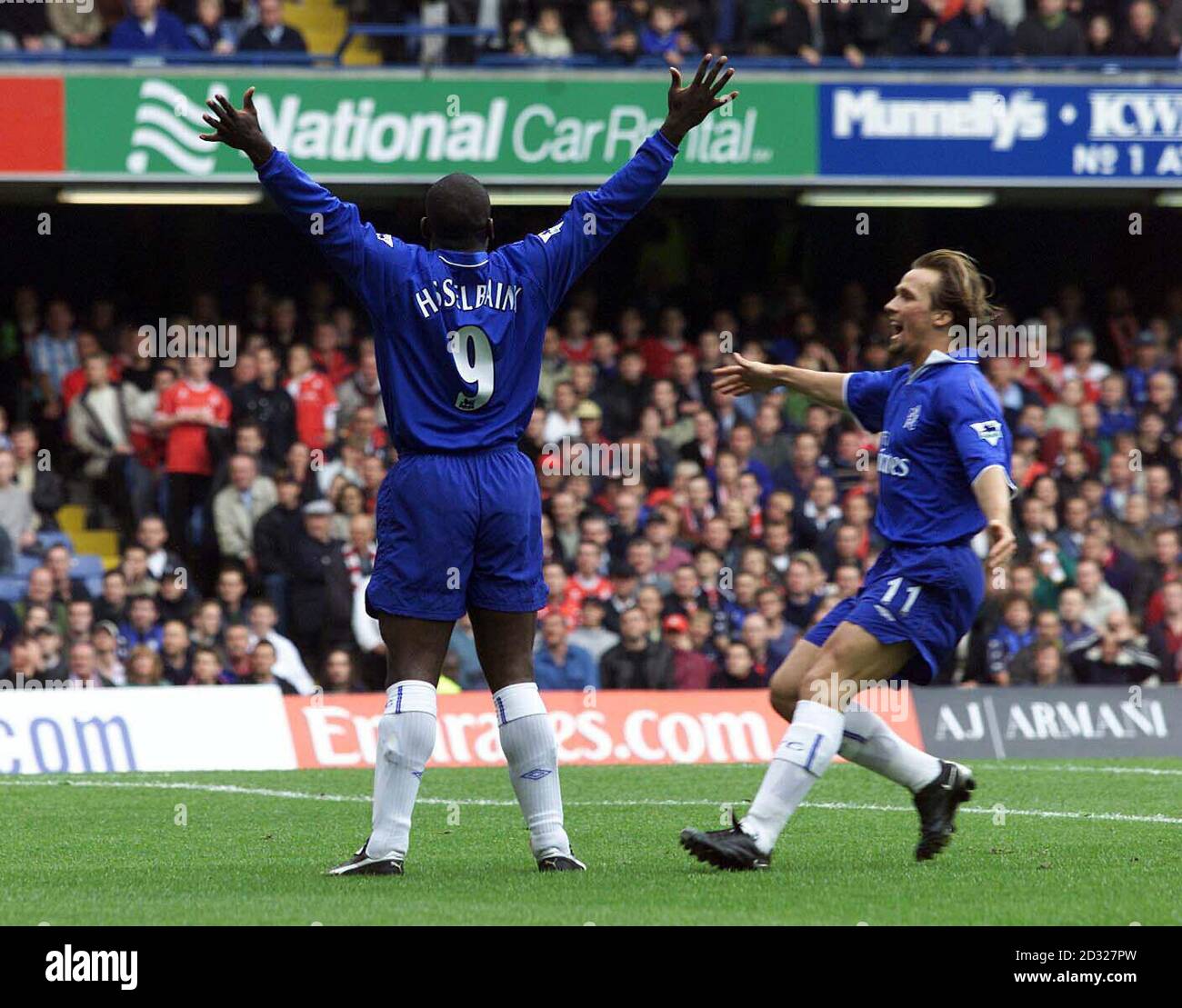 Chelsea's Jimmy Floyd Hasselbaink (left) and Boudewijn Zenden celebrate the first goal during their FA Barclaycard Premiership match against Middlesbrough at Stamford Bridge, London. THIS PICTURE CAN ONLY BE USED WITHIN THE CONTEXT OF AN EDITORIAL FEATURE. NO WEBSITE/INTERNET USE OF PREMIERSHIP MATERIAL UNLESS SITE IS REGISTERED WITH FOOTBALL ASSOCIATION PREMIER LEAGUE Stock Photo