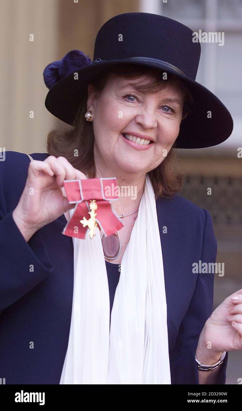 Actress Pauline Collins after receiving her OBE from Queen Elizabeth II at Buckingham Palace investiture cermony. Ms Collins was accompanied  by her husband actor, John Alderton. Stock Photo