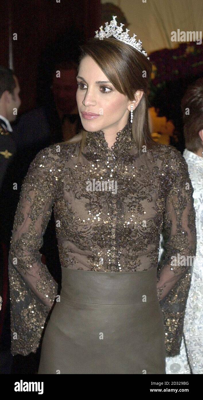 Jordan's Queen Rania before attending a banquet hosted by the King and Queen  of Jordan which was attending by Britain's Queen Elizabeth II and the Duke  of Edinburgh. in London Stock Photo -