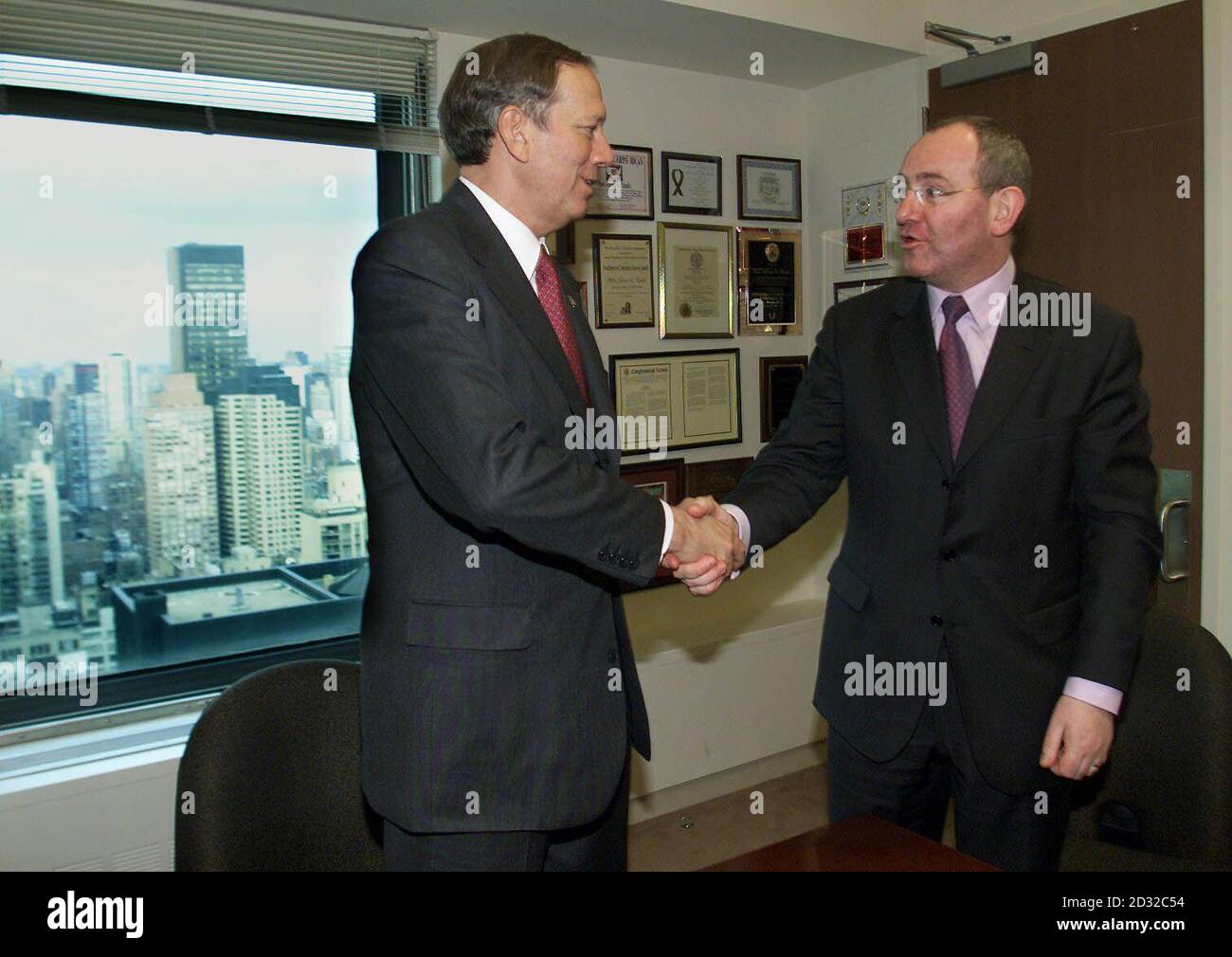 Before leaving for Washington, nationalist SDLP leader and Northern Ireland Deputy First Minister Mark Durkan (right) meets the Governor of New York, George Pataki to brief him on the state of the peace process in Northern Ireland.  Stock Photo