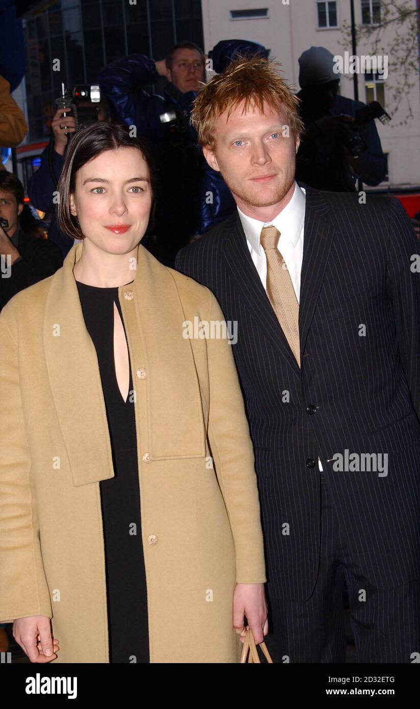 Paul Bettany and Olivia Williams arriving at the Empire Leicester Square, for the premiere of 'About a Boy'. Stock Photo