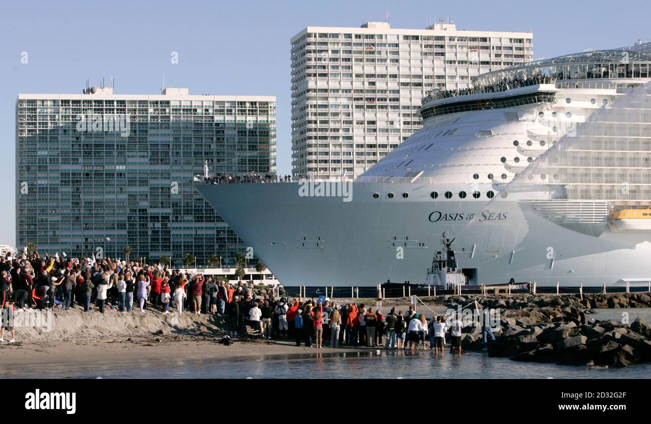 The Oasis Of The Seas The World S Largest And Newest Cruise Ship Navigates Through A Ship Channel To A Cheering Crowd At Florida Park In Dania Beach As It Heads For Its