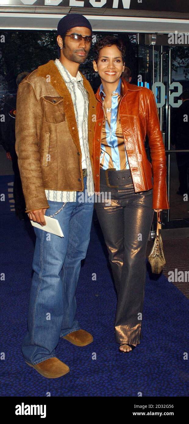 Halle Berry and her husband Eric Benet arrives for the charity premiere of Star Wars: Episode II - Attack of the Clones at The Odeon Leicester Square in London. Stock Photo