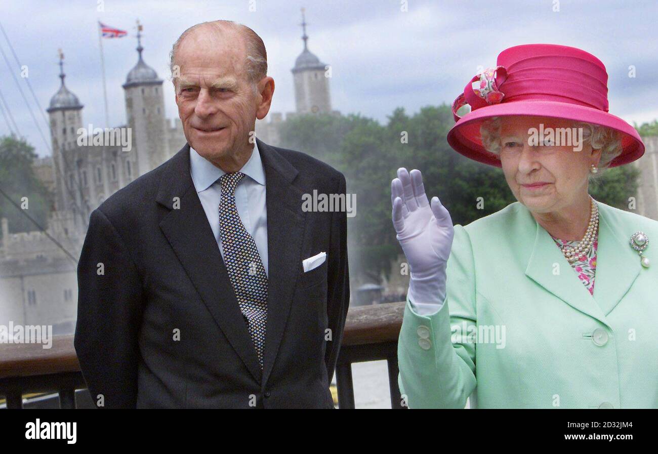 Britain's Queen Elizabeth II stands with her husband, the Duke of Edinburgh, against a backdrop of the Tower of London during a visit, to open City Hall, which houses the London Assembly, on the south bank of the Thames, close to Tower Bridge.   * The stunning building, designed by Foster and Partners, and constructed by Arup & Partners, has an assembly chamber, committee rooms and public facilities, together with offices for the Mayor, London Assembly Members and staff of the Greater London Authority. It provides 185,000 sq ft (gross) of space onten levels that can accommodate 440 staff and m Stock Photo