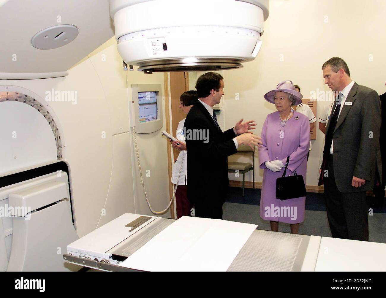 New linear accelerator machine hi-res stock photography and images - Alamy