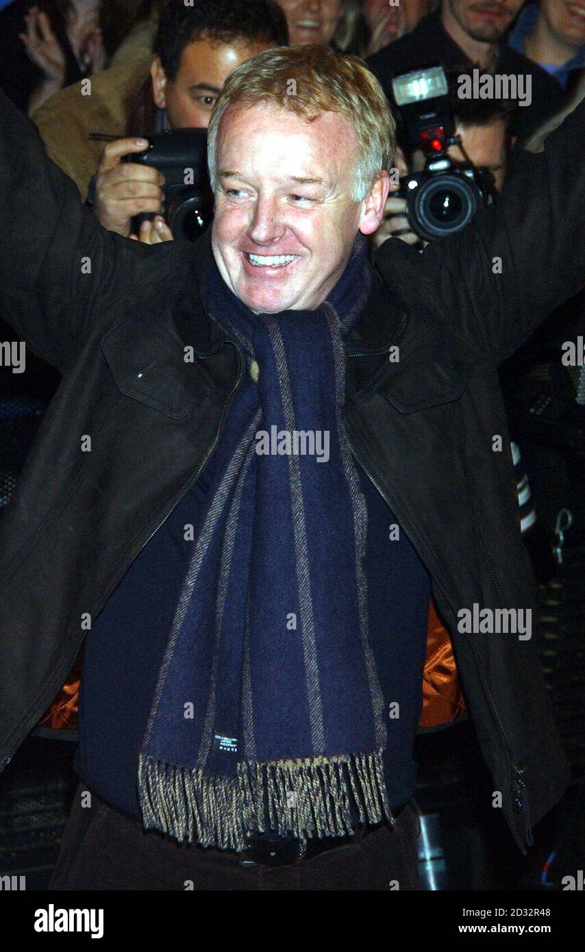 TV presenter Les Dennis leaving the Big Brother house at Elstree Studios in Hertfordshire, becoming the fifth person to be evicted from Celebrity Big Brother 2002. 02/12/02 : TV presenter Les Dennis leaving the Big Brother house at Elstree Studios in Hertfordshire. Celebrity Big Brother star Les Dennis has told of how a heavy workload has prevented him seeing his actress wife Amanda Holden since he left the fly-on-the-wall house last week. The comedian and TV presenter, who spent 10 days being watched by the cameras along with five other stars, has yet to be reunited with Holden, despite bein Stock Photo