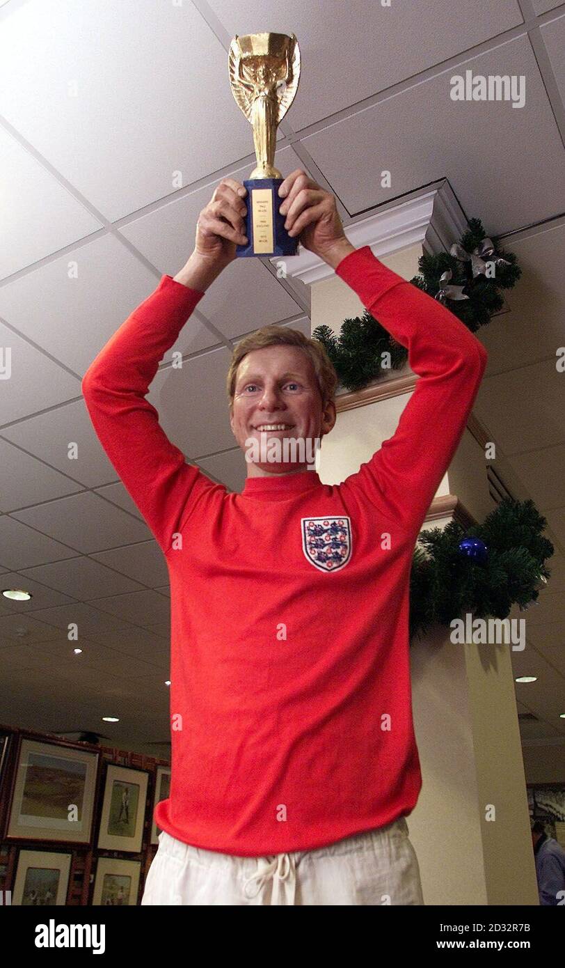A lifesize wax model wearing Bobby Moore's spare 1966 World Cup shirt which was under auction at the Hawthorns, West Bromwich. The Shirt formed part of Harold Shepherson's collection which when last sold in Sept 1999 made   44,000. Stock Photo