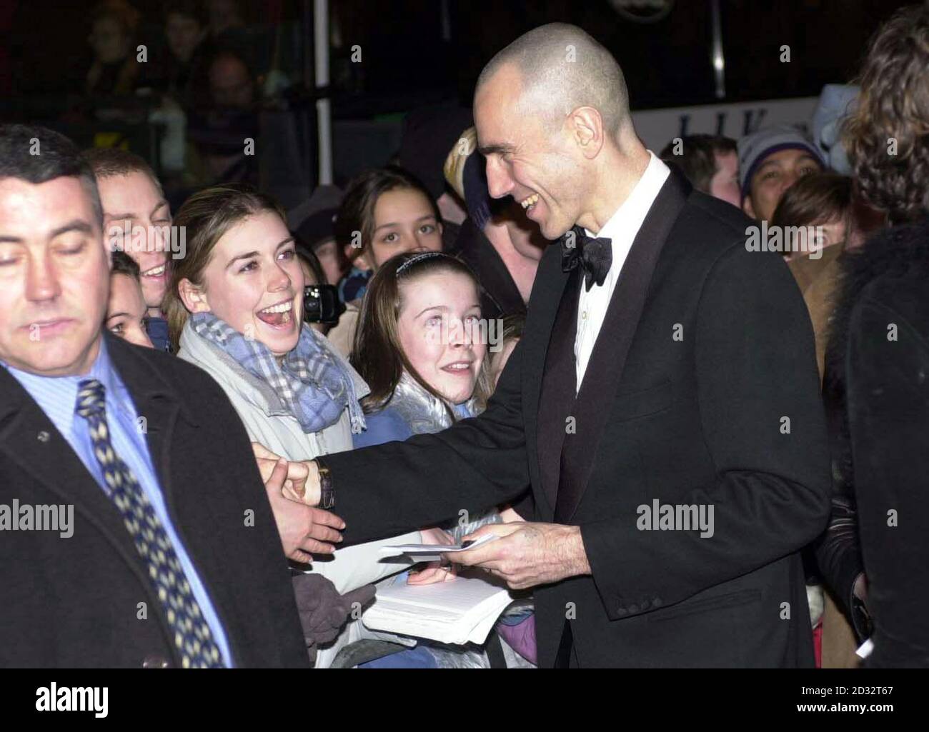 Actor, Daniel Day-Lewis, who plays the supporting lead, arriving at the Irish premiere of director, Martin Scorcese's, Gangs of New York, this evening, at the Savoy Cinema on O'Connell Street, Dublin.  Stock Photo