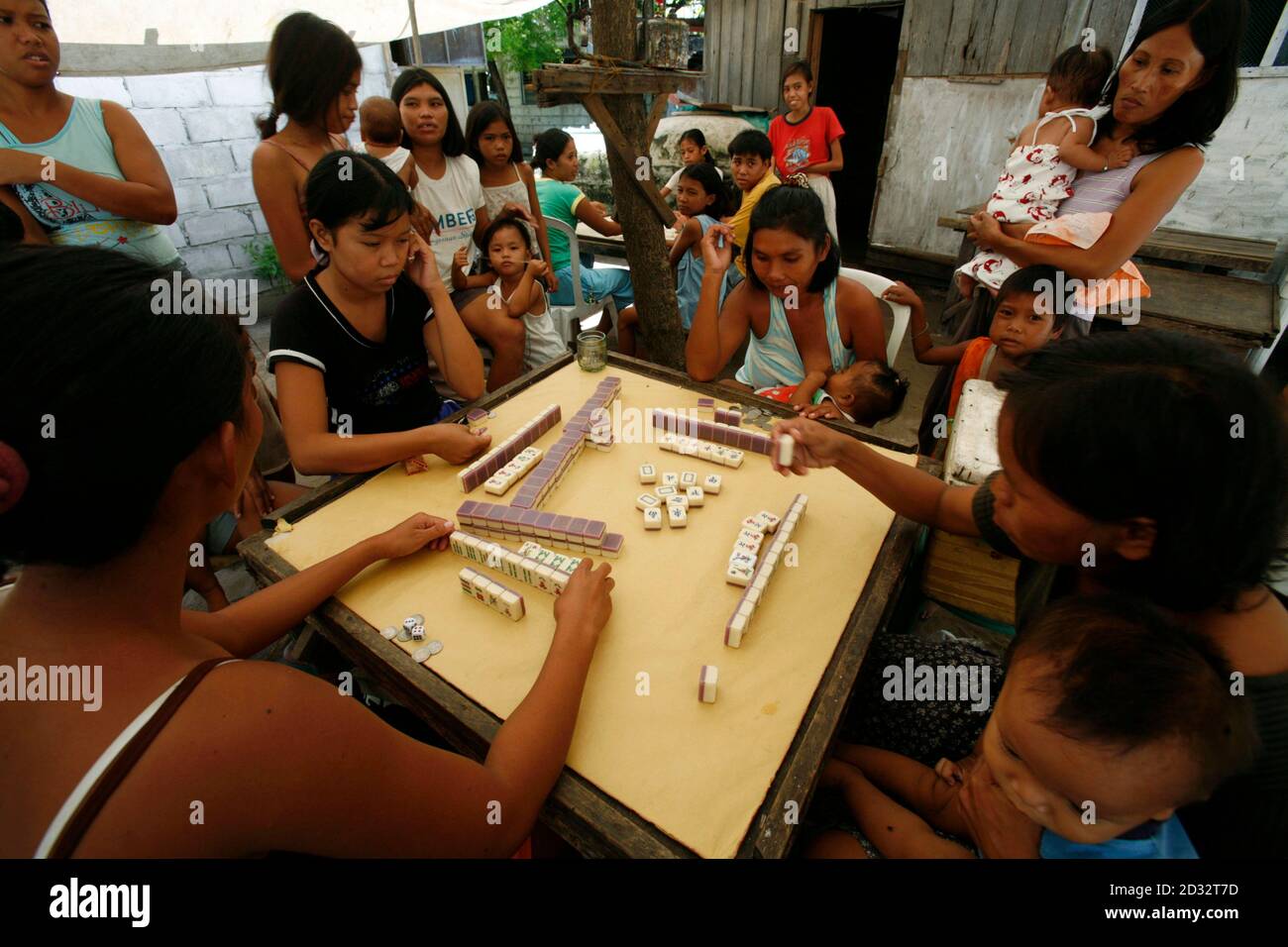 Residents play mahjong in Gilutongan January 17, 2007. About 400 Filipino  families live on the small village island of Gilutongan, outside Mactan  Island in Cebu. REUTERS/Bazuki Muhammad (PHILIPPINES Stock Photo - Alamy