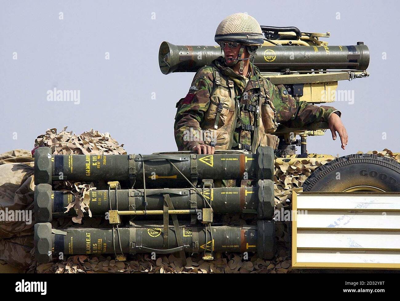 Picture made available Thursday April 3rd 2003 of a soldier from the 3 Para Brigade waits next to his anti tank missile launcher. Stock Photo