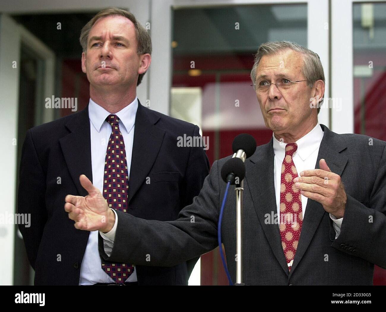 U.S. Defense Secretary Donald Rumsfeld (right) at a news conference with Britain's Secretary of State for Defence Geoff Hoon at London's Heathrow Airport. Mr Rumsfeld was in Britain for talks with Prime Minister Tony Blair.  * ...  during the last stop on a trip that has taken him to the Persian Gulf and Afghanistan.  Watch for PA story. PA Photo: Michael Stephens / WPA ROTA. Stock Photo
