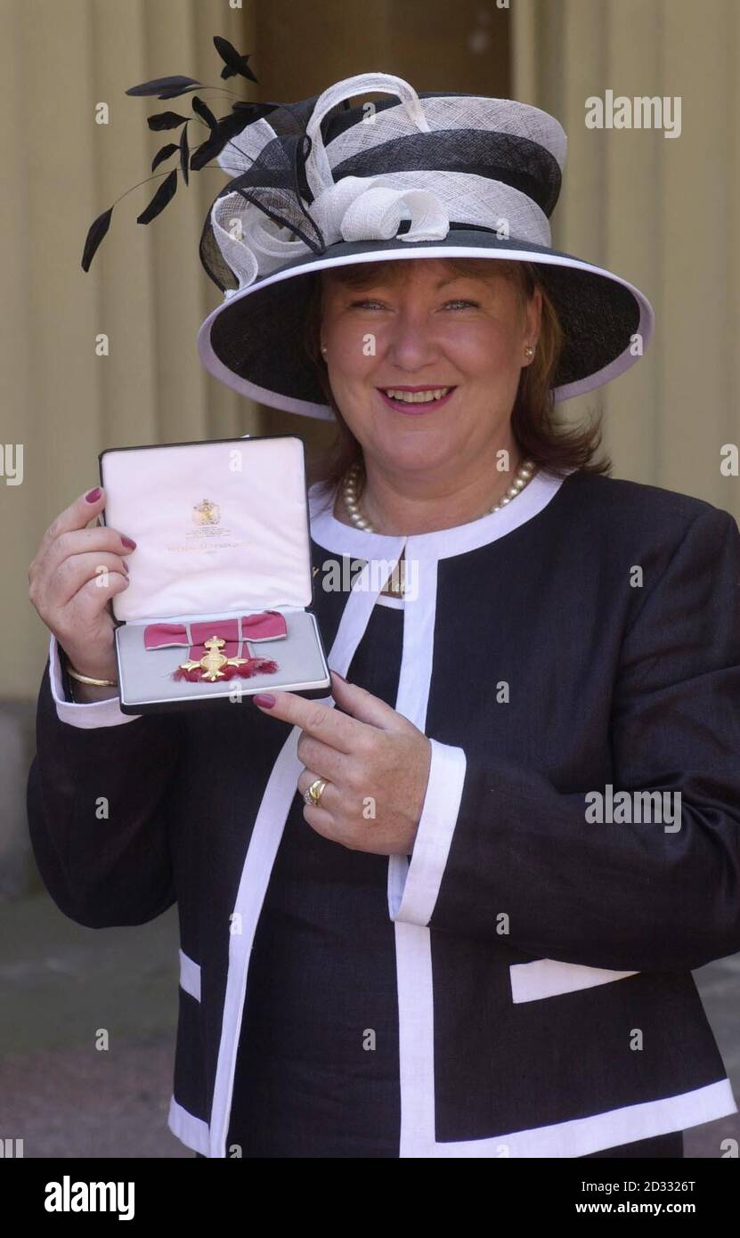 Susan Woodward, after becoming an OBE (Officer of the British Empire) at Buckingham Palace, London. Stock Photo
