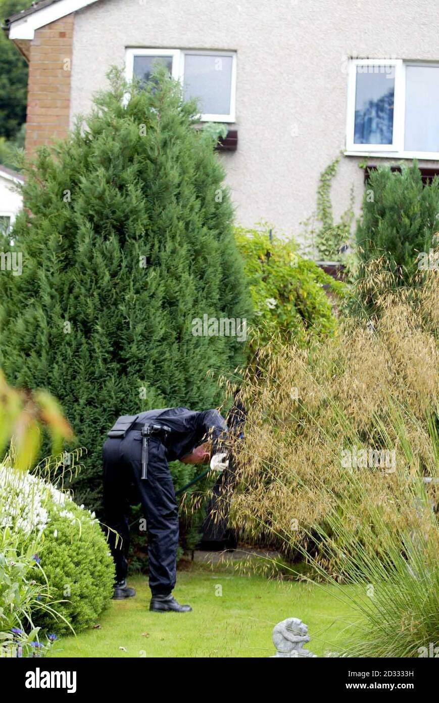 Police search team from Lothian and Borders scour the garden of murder victim Jodi Jones, boyfriend Luke Mitchel. The 14-year-old's body was discovered  by a family friend behind Newbattle High School. Stock Photo