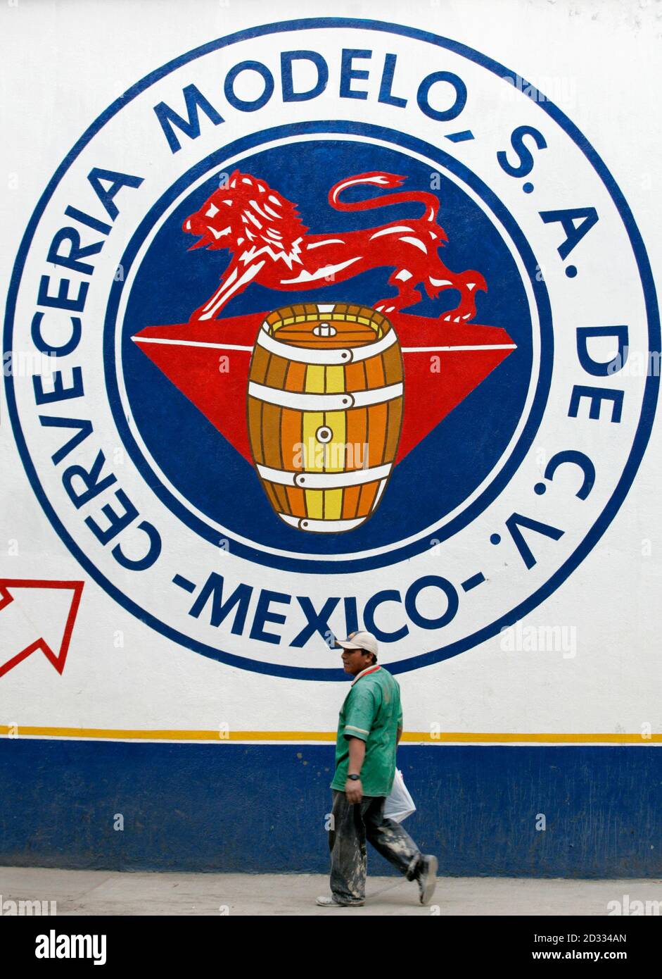 A man walks past the logo of Grupo Modelo in Mexico City June 13, 2008.  Belgian-Brazilian brewer InBev NV has told Grupo Modelo that the Mexican  brewer will be allowed to decide