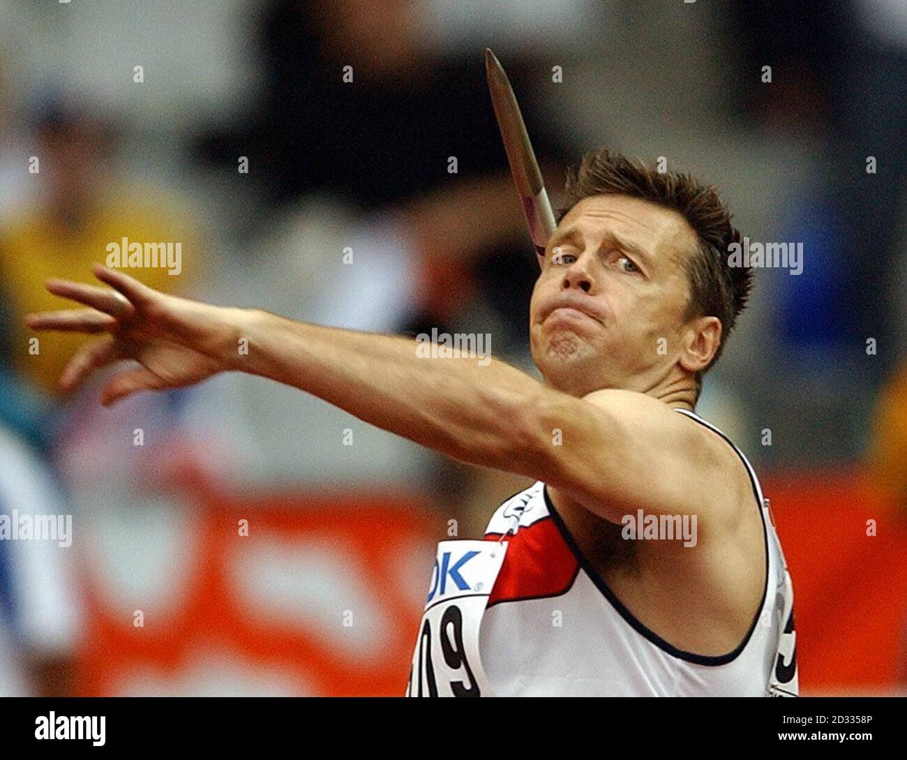 Great Britain athlete Steve Backley throws the javelin in the qualifying round of his event at the World Athletics Championships in Paris. Stock Photo