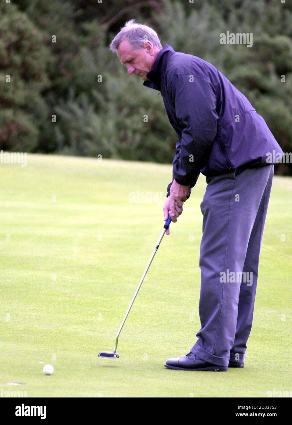 Former dutch footballer Johan Cruyff putting during the second round of the pro-am celebrity, Dunhill Links Championships at Carnoustie Golf course. Stock Photo