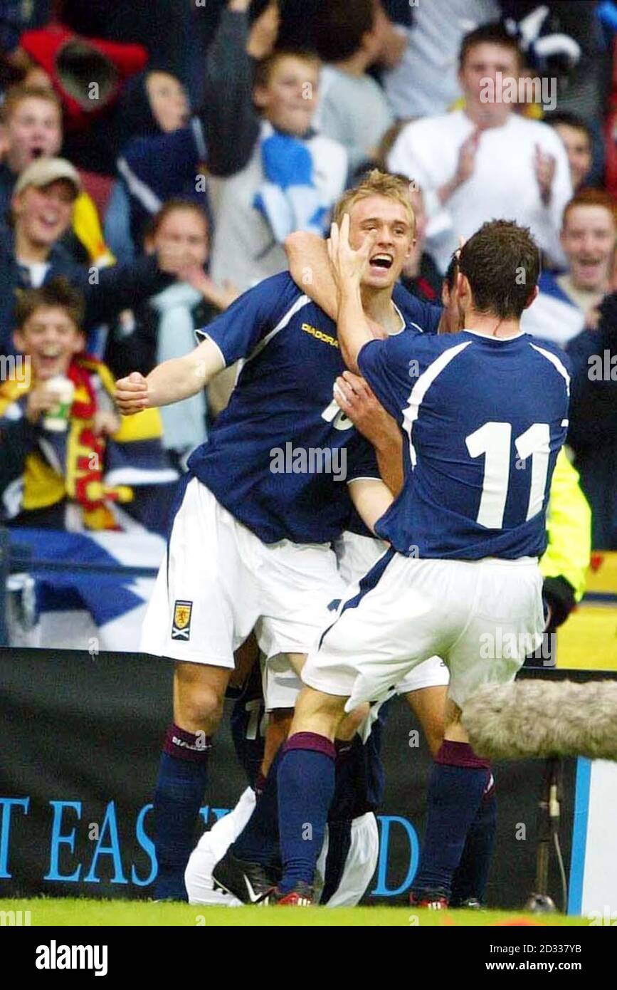 EDITORIAL USE ONLY. Scotland's Darren Fletcher (left) celebrates with ...