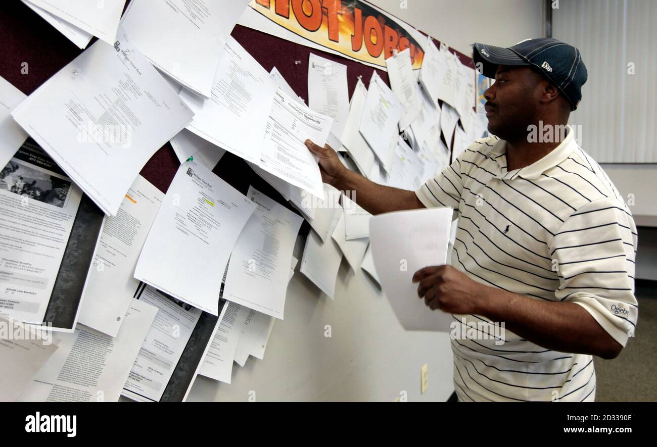 Unemployed truck driver Allen Askew III checks for job listings at a jobs search agency in Detroit, Michigan April 3, 2009. The U.S. unemployment rate soared to 8.5% last month, a 25-year high, as employers slashed 663.000 jobs and cut workers' hours to the lowest level on record, the government said on Friday.  REUTERS/Rebecca Cook  (UNITED STATES BUSINESS) Stock Photo