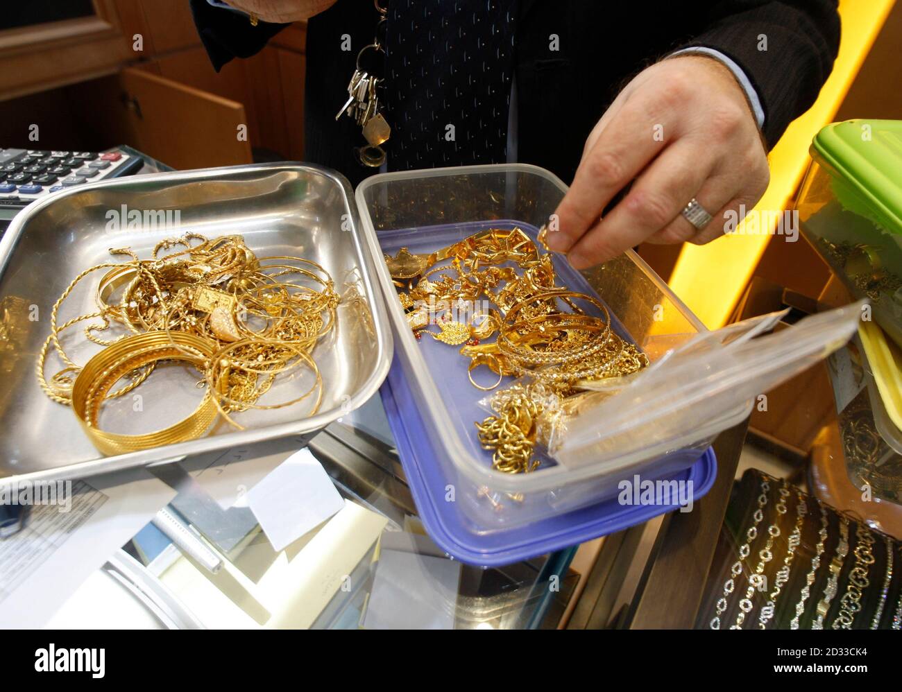 A salesman arranges gold jewellery at a jewellery shop in Amman December 3,  2009. Gold prices rallied to fresh record highs above $1,225 an ounce in  Europe on Thursday as the dollar
