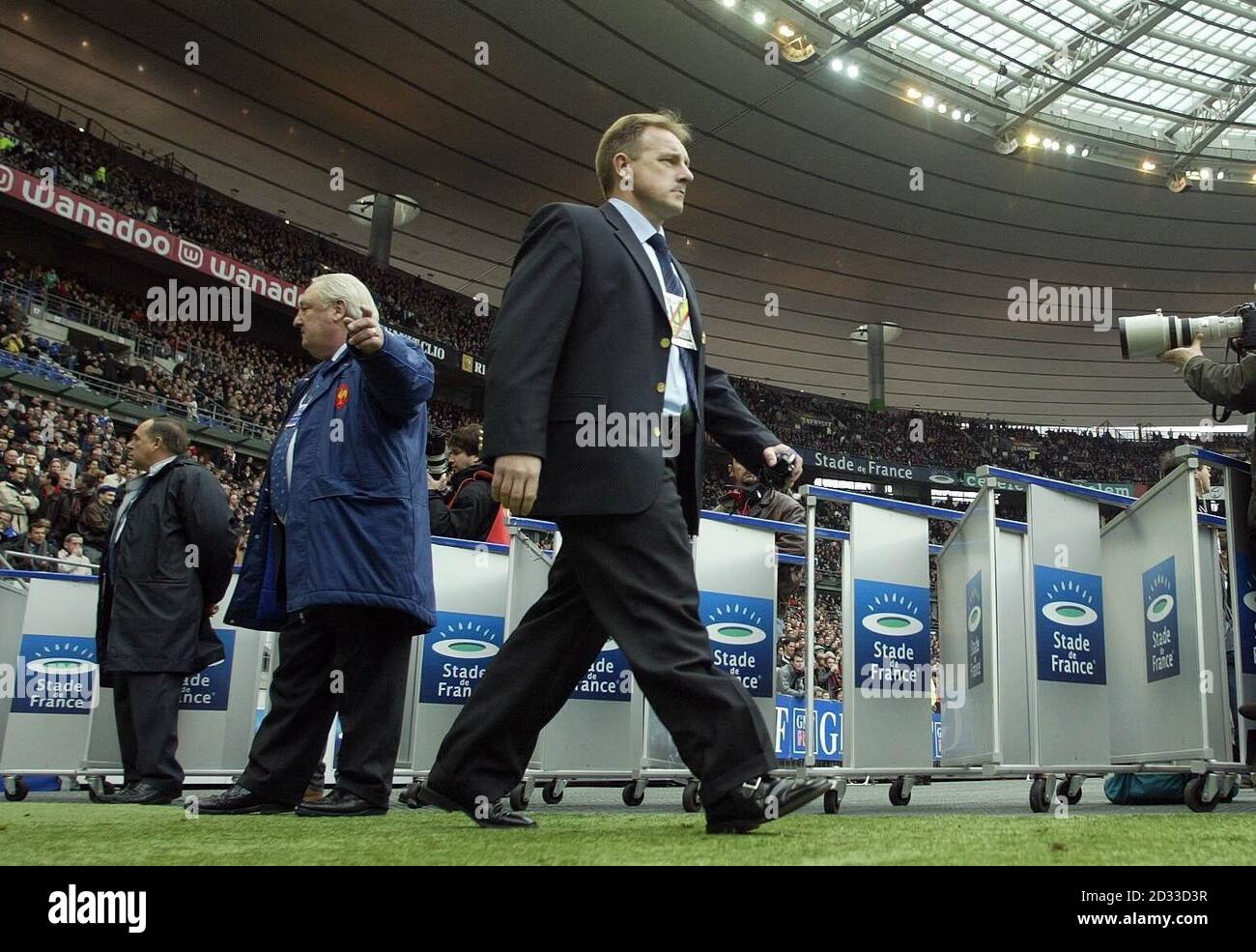 Ireland coach Eddie O'Sullivan walks out for the match with France in the opening match of the RBS 6 Nations at the Stade du France, Paris. Stock Photo