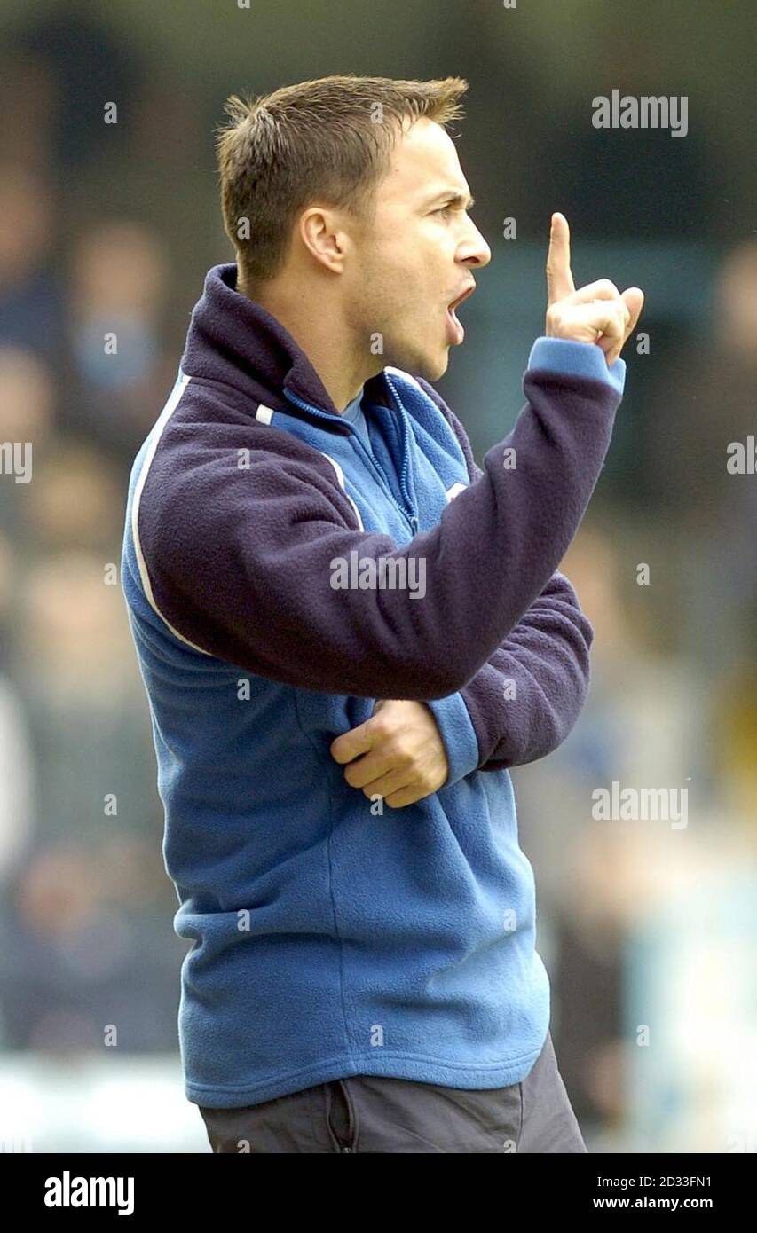 Milwall manager Dennis Wise gestures to his players during the Nationwide Division One match against Coventry at Highfield Road, Coventry.  THIS PICTURE CAN ONLY BE USED WITHIN THE CONTEXT OF AN EDITORIAL FEATURE. NO UNOFFICIAL CLUB WEBSITE USE. Stock Photo