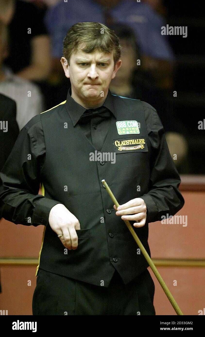 Englands Barry Pinches during The 2004 Embassy World Snooker Championships against Scotlands Stephen Hendry at the Crucible Theatre, Sheffield Stock Photo