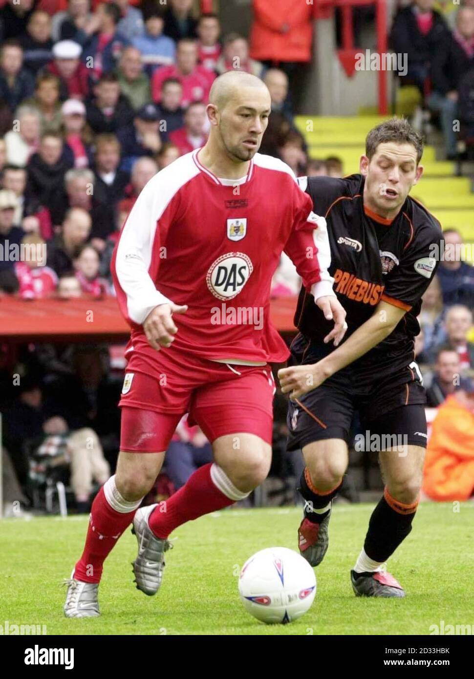 Bristol City's Christian Roberts (left) breaks away from Blackpool's Leam Richardson during their Nationwide Division Two match at Ashton Gate, Bristol. Bristol City won 2-1, but will have to settle for a play-off position after QPR's result against Sheffield Wednesday.   THIS PICTURE CAN ONLY BE USED WITHIN THE CONTEXT OF AN EDITORIAL FEATURE. NO UNOFFICIAL CLUB WEBSITE USE.. Stock Photo