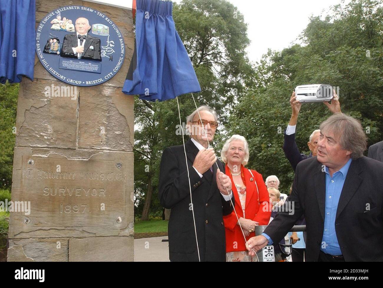 Entertainer Eddie Large (right) helped by Bob Hope's cousin Sidney Hope unveils a plaque commemorating British-born comedian Bob Hope - exactly ayear after his death - at St Georges Park in Bristol. Hope, who died of pneumonia at his home in Toluca Lake, California, two months after his 100th birthday, lived in Bristol for two years when he was a small child before moving to America with his family at the age of four. Stock Photo