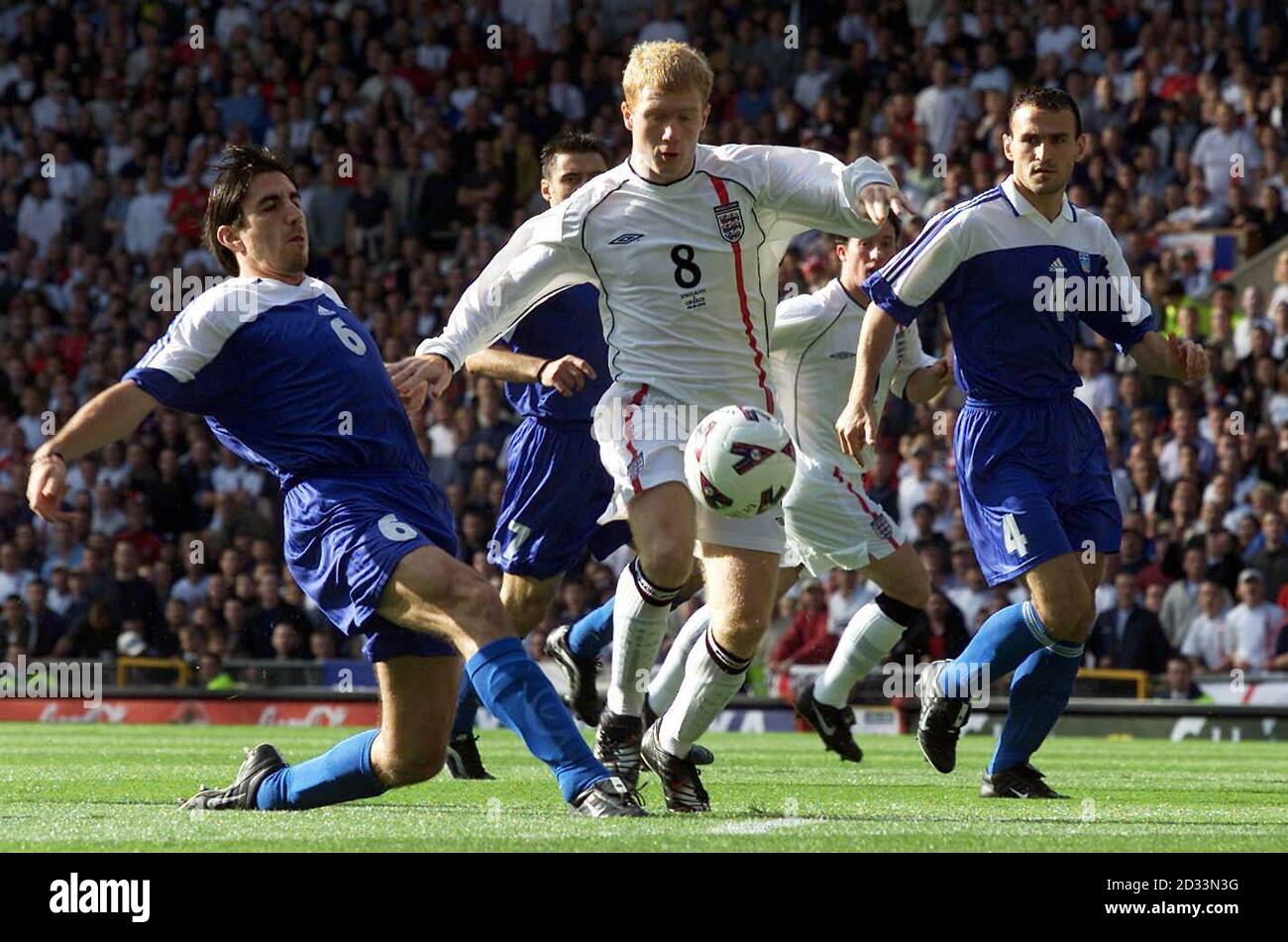 England's Paul Scholes (centre) cuts through the Greek defence during the FIFA World Cup European Qualifying Group Nine match at Old Trafford, Manchester.   eg Stock Photo
