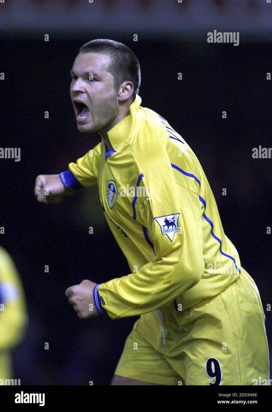 Leeds United's Mark Viduka celebrates scoring the fifth goal against Leicester City during the Worthington Cup Third Round match at Filbert Street, Leicester. Stock Photo