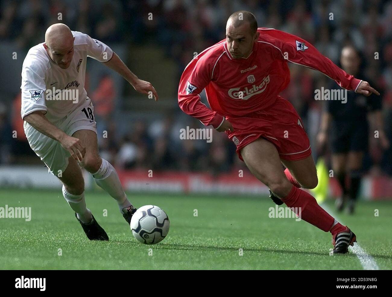 Leeds United's defender Danny Mills (left) trys to keep up with Liverpool's Danny Murphy during the FA Barclaycard Premiership game at Anfield, Liverpool. THIS PICTURE CAN ONLY BE USED WITHIN THE CONTEXT OF AN EDITORIAL FEATURE. NO WEBSITE/INTERNET USE OF PREMIERSHIP MATERIAL UNLESS SITE IS REGISTERED WITH FOOTBALL ASSOCIATION PREMIER LEAGUE. Stock Photo