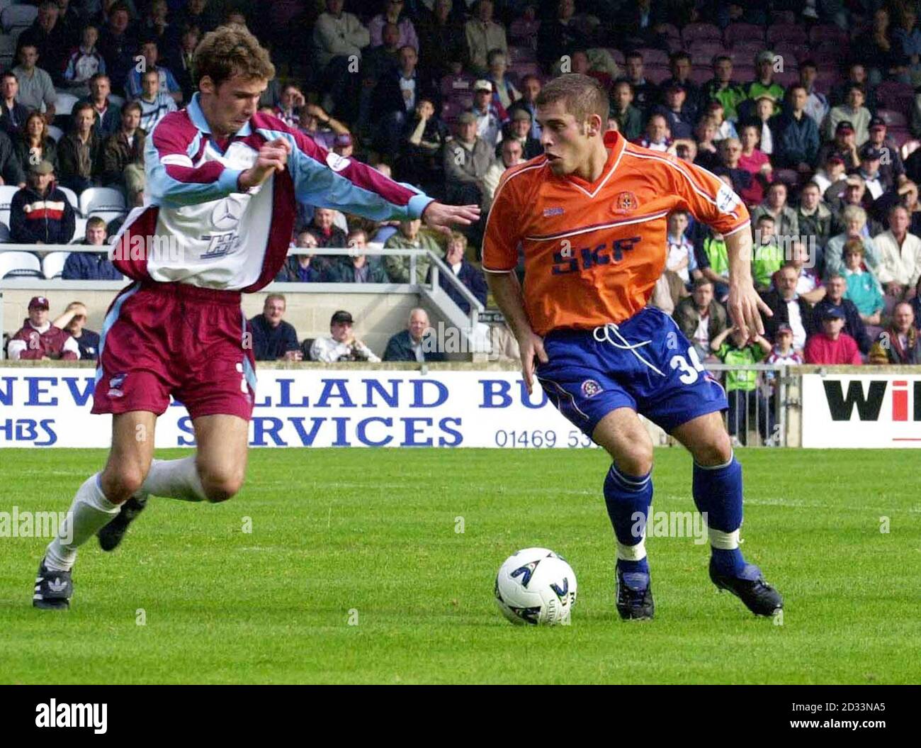 Scunthorpe's Richard Kell closes in on Luton Town's Dean Crowe (right) during the Nationwide Division Three match at Glanford Park, Scunthorpe. THIS PICTURE CAN ONLY BE USED WITHIN THE CONTEXT OF AN EDITORIAL FEATURE. NO UNOFFICIAL CLUB WEBSITE USE. Stock Photo