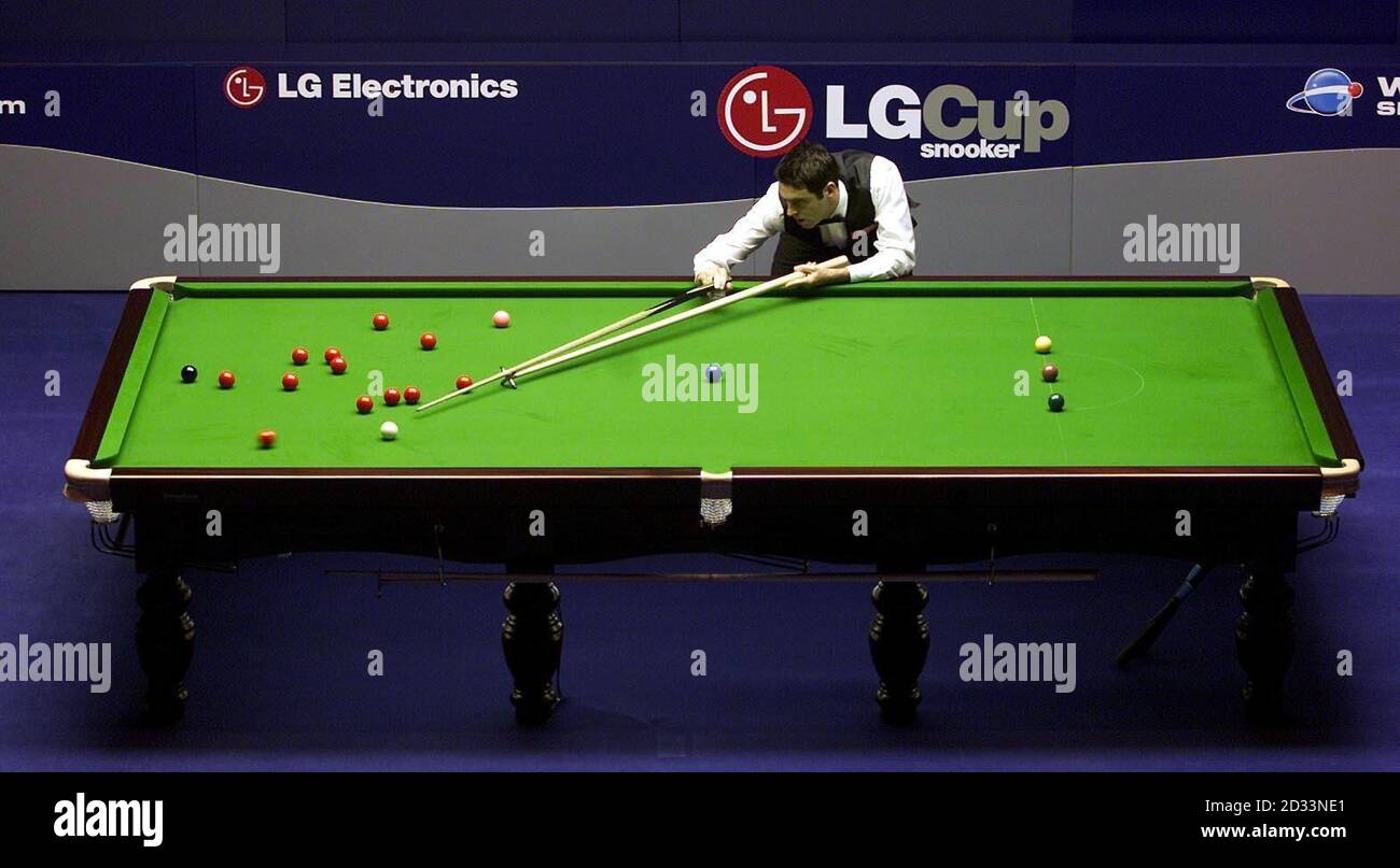 Ronnie O Sullivan In Action During His 2nd Round Match With Drew Henry ronnie-o-sullivan-in-action-during-his-2nd-round-match-with-drew-henry