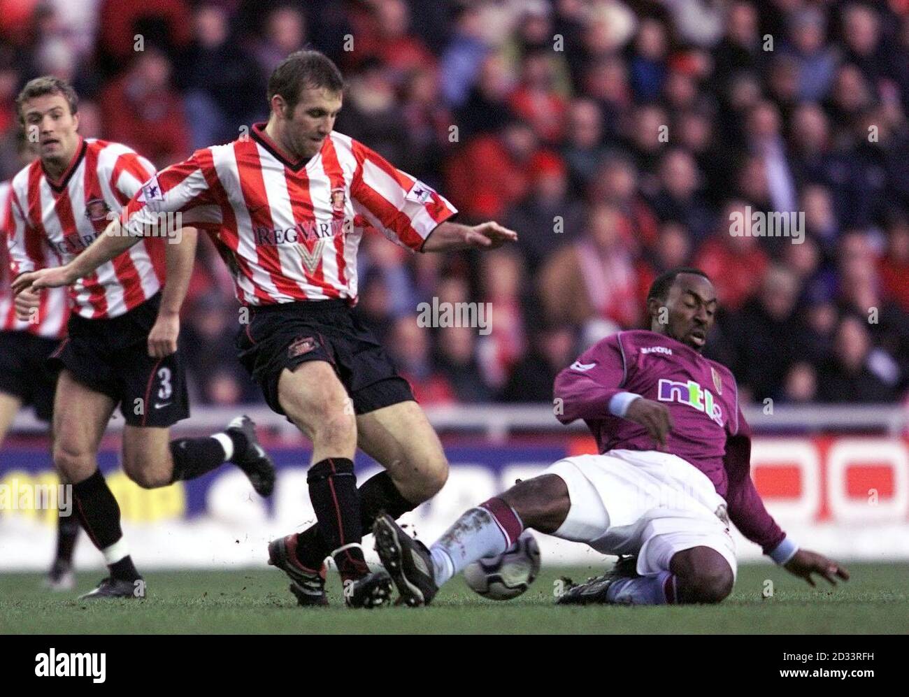 Sunderland's Darren Williams (centre) battles with Aston Villa's Darius Vassel (right) during their FA Barclaycard Premiership match at Sunderland's Stadium of Light. THIS PICTURE CAN ONLY BE USED WITHIN THE CONTEXT OF AN EDITORIAL FEATURE. NO WEBSITE/INTERNET USE OF PREMIERSHIP MATERIAL UNLESS SITE IS REGISTERED WITH football ASSOCIATION PREMIER LEAGUE. Stock Photo