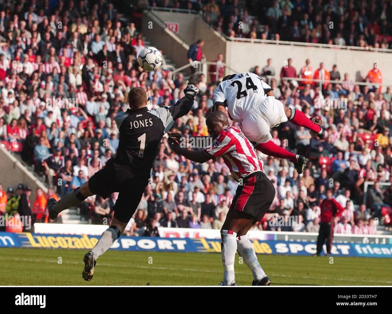 Fulham's Alain Goma (R) beats Southampton goalkeeper Paul Jones to the ball during the Barclaycard Premiership match at The Dell, Southampton. THIS PICTURE CAN ONLY BE USED WITHIN THE CONTEXT OF AN EDITORIAL FEATURE. NO WEBSITE/INTERNET USE UNLESS SITE IS REGISTERED WITH FOOTBALL ASSOCIATION PREMIER LEAGUE. Stock Photo