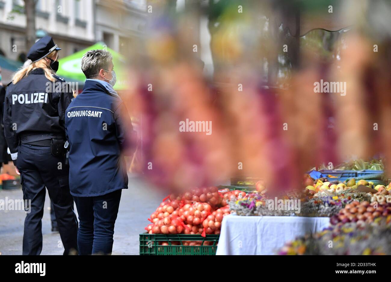 Weimar Germany 07th Oct The Police And The Public Order Office Check At The Beginning Of The Onion Market The 367th Weimar Onion Market From 7 To 11 October Will Take