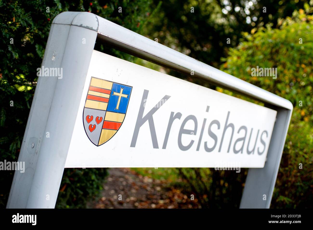 Cloppenburg, Germany. 07th Oct, 2020. A sign with the inscription 'Kreishaus' is placed in front of an entrance to the administrative building in the district of Cloppenburg. Once again, there has been a large number of corona infections in a large slaughterhouse in Lower Saxony. At the plant in Emstek, a total of 63 cases have been reported during tests among employees over the past few days. Credit: Hauke-Christian Dittrich/dpa/Alamy Live News Stock Photo