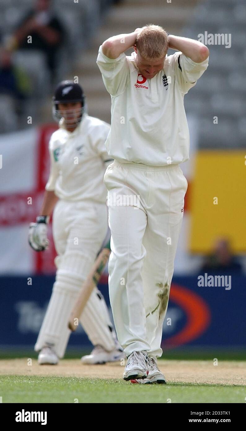 England S Matthew Hoggard Reacts During The Third Day Of The Third And Final Test Match At Basin Reserve Auckland At The Close Of Play England Were 12 For 3 In Reply To