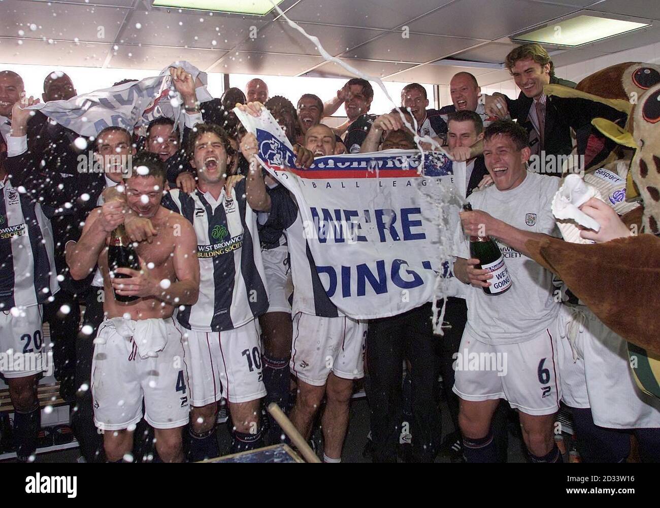 West Bromwich Albion players celebrate thier promotion to the Premiership after a 2-0 Nationwide Division One victory over Crystal Palace at The Hawthrons, Birmingham THIS PICTURE CAN ONLY BE USED WITHIN THE CONTEXT OF AN EDITORIAL FEATURE. NO UNOFFICIAL CLUB WEBSITE USE. Stock Photo