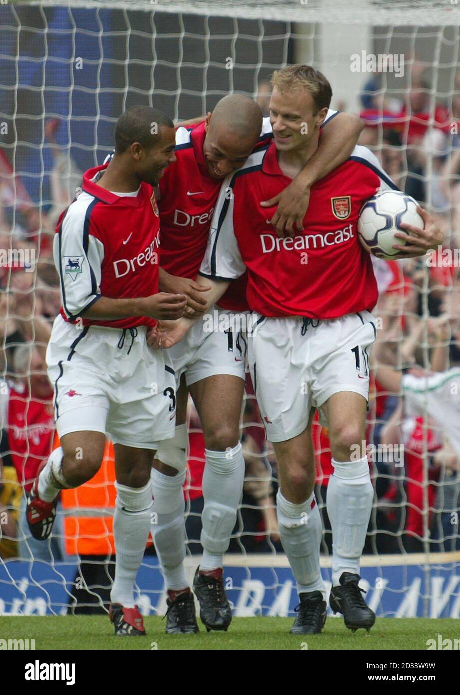 goal with team-mates Ashley Cole 
