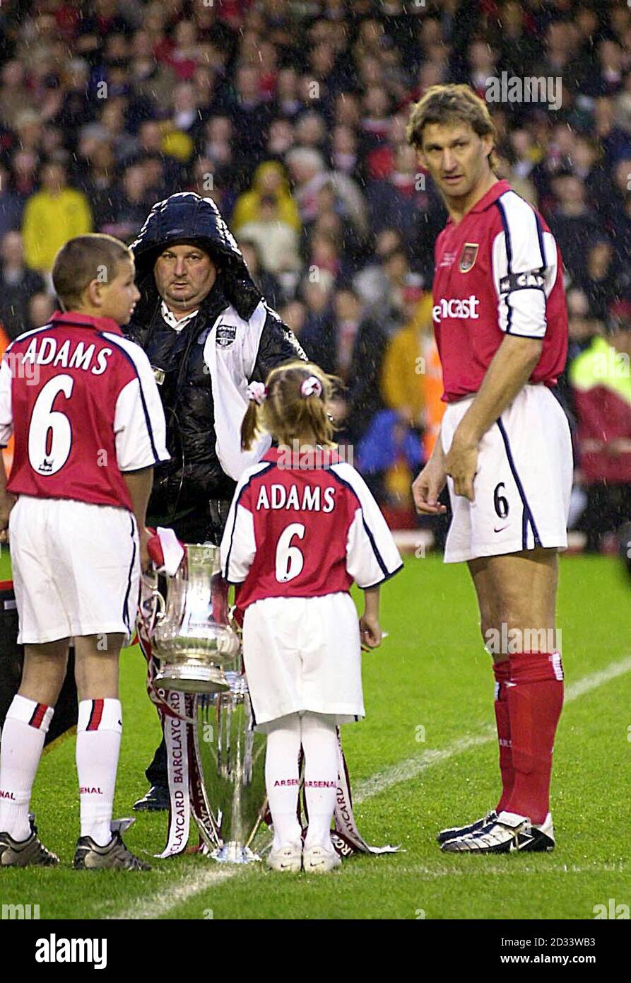 Arsenal's Tony Adams (right) with his two children, Oliver (left) and Amber  during his Testimonial game against Celtic at Highbury, London. Arsenal  drew 1-1 with Celtic Stock Photo - Alamy