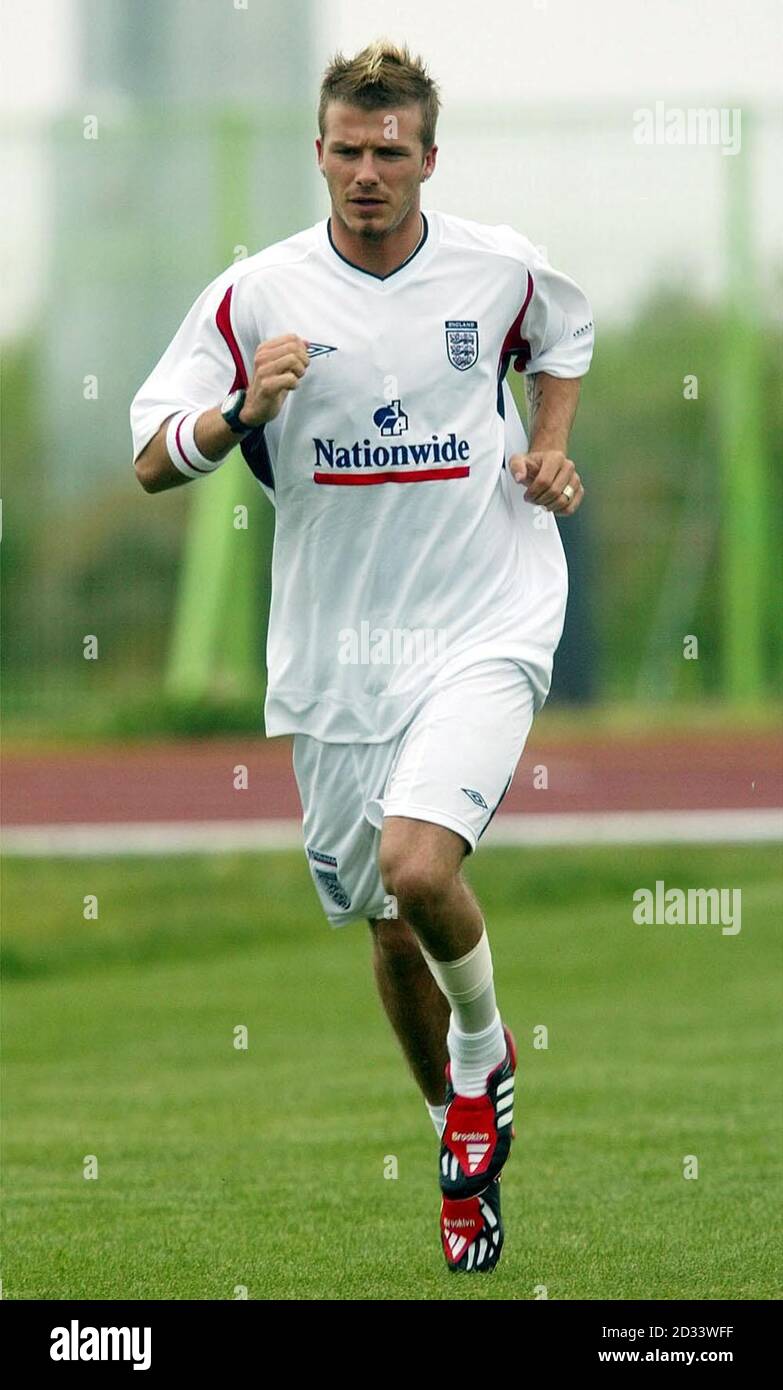 Beckham Running Football on ground david beckham hi-res stock photography and images ...